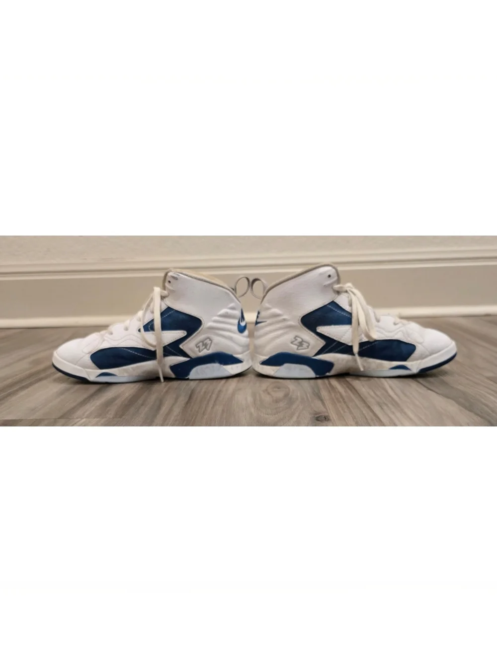 Nike Team Hustle D11 Youth Basketball Shoes Navy White High Tops Size 2.5Y